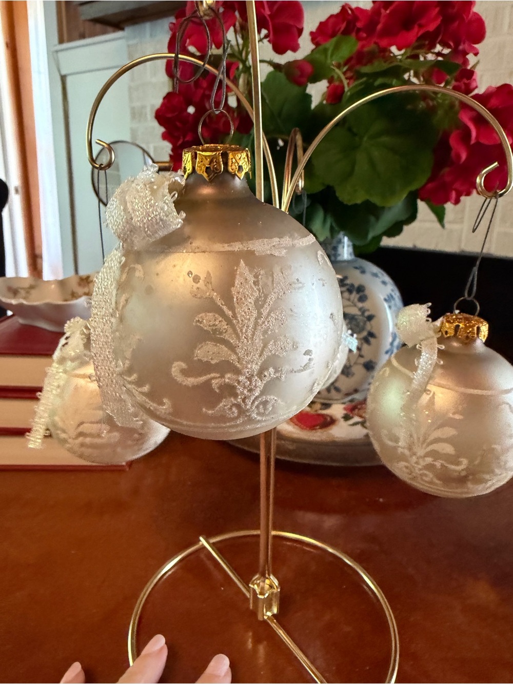 Source Unknown Frosted White and Gold Glass Ornament Set
